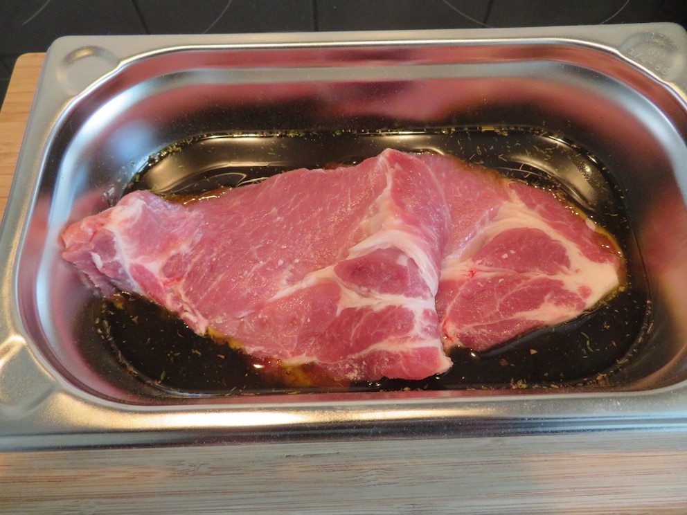 Die Steaks kommen f&uuml;r mindestens eine Stunde in die Marinade