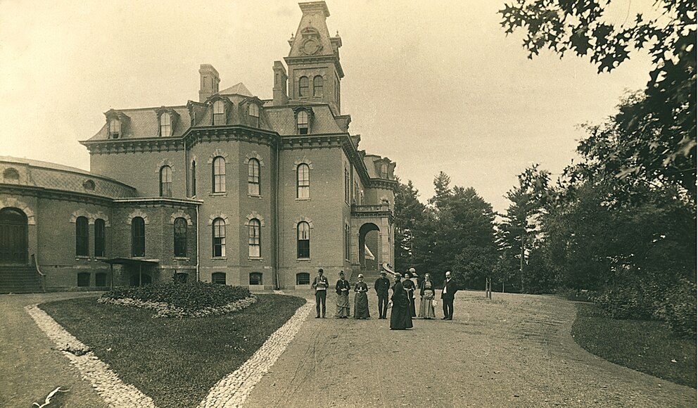 Das Hauptgebäude des Willard Asylum vor the Insane Anfang des 20. Jahrhunderts