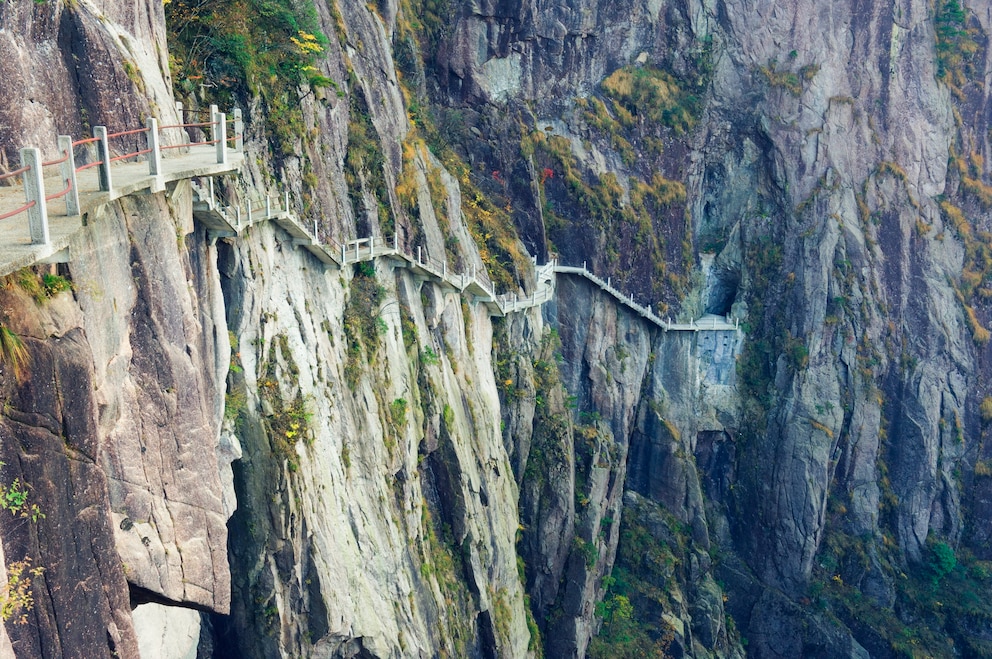 Nervenkitzel pur entlang des Wanderpfades an steilen Felsklippen