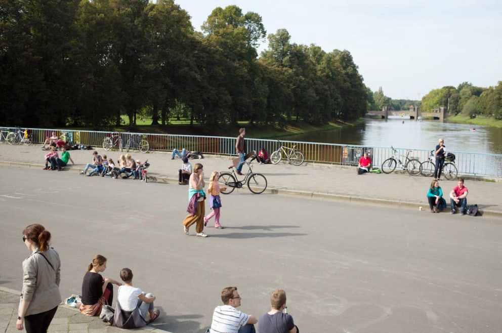 So sieht, die Sachsenbrücke aus, wenn sie sich langsam füllt. An warmen Abenden ist hier oft so viel los, dass man kaum durchkommt.