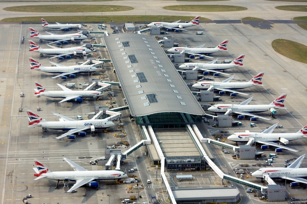 Weiße Flugzeuge am Terminal in London Heathrow