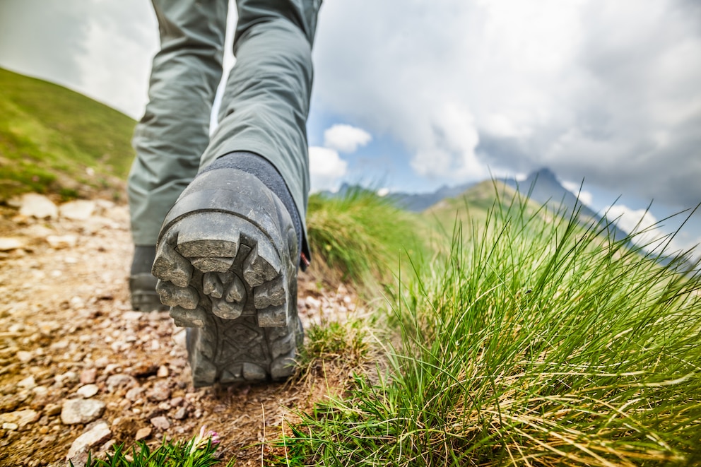  Beim Wandern ist das richtige Schuhwerk wichtig. In zu engen oder zu weiten Schuhen bilden sich schnell Blasen an den F&uuml;&szlig;en.