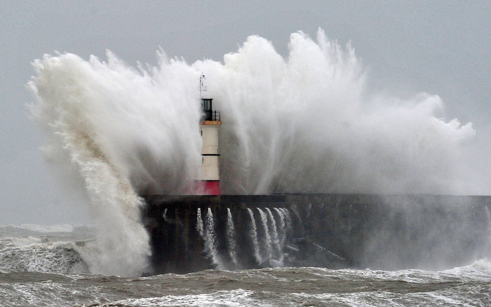 Hohe Welle knallt auf Leuchtturm