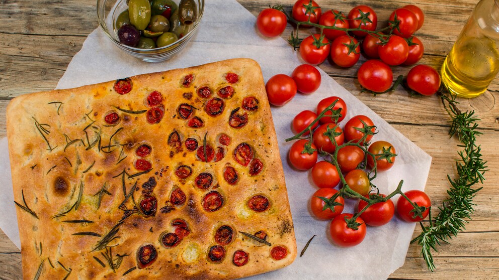 So einfach und so lecker: Focaccia mit Tomaten und Rosmarin