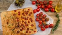 So einfach und so lecker: Focaccia mit Tomaten und Rosmarin