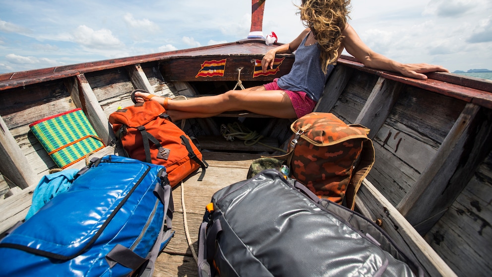 Alleine reisen: Frau in Boot windig