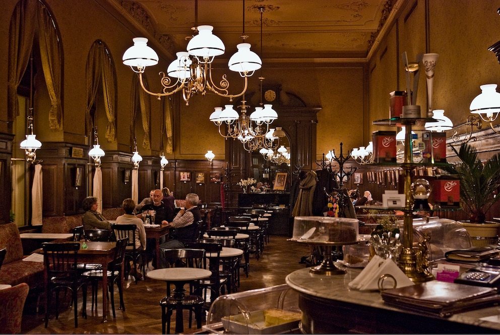 Das Cafe Sperl im 6. Bezirk . Der Stephansdom am Stephansplatz