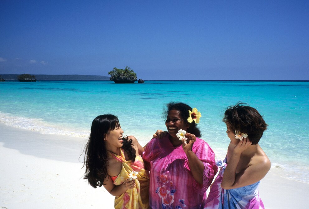 Alleine reisen: Drei Frauen am Strand