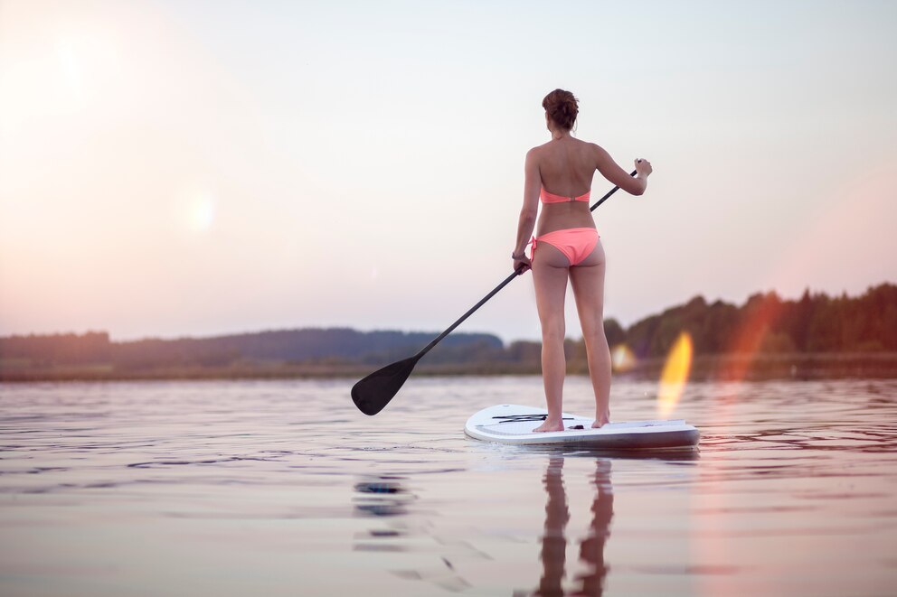 Alleine reisen: Frau auf Board für Stand up Paddling