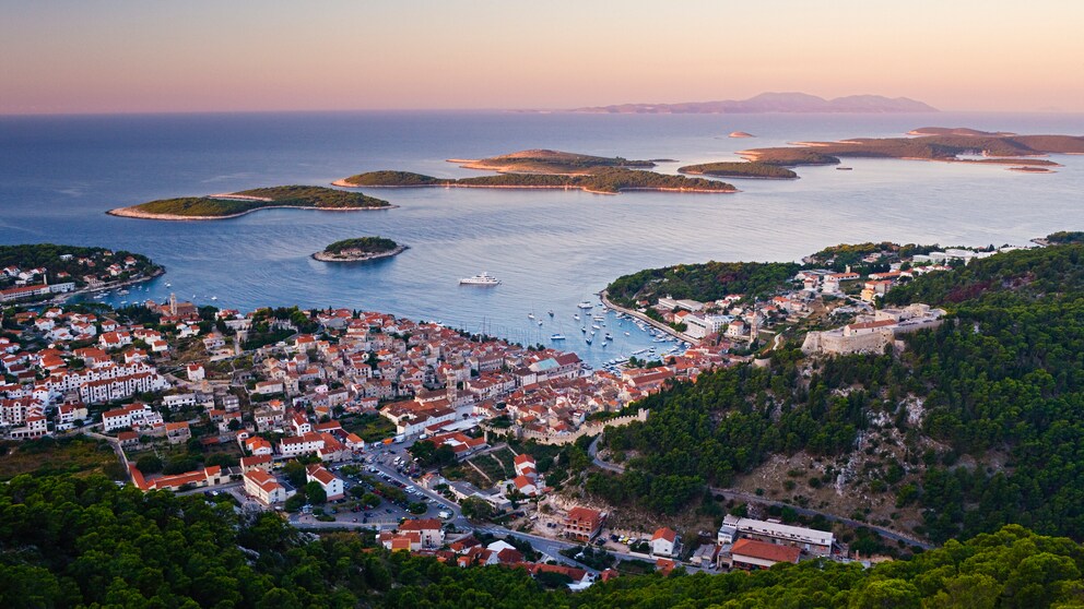 Die Behörden wollen auf Hvar durchgreifen und verhindern, dass Urlauber unangemessene Kleidung tragen