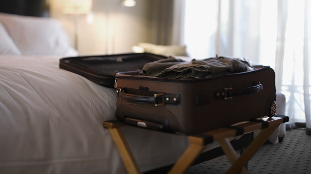 Koffer im Hotelzimmer