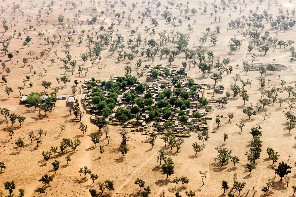  Ein kleines Dorf südlich des Nigers in Mali, aufgenommen aus einem Ultraleichtflugzeug