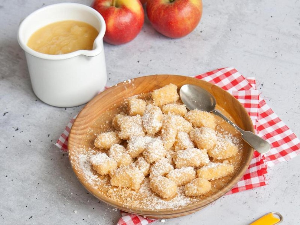 Gnocchi mal in einer s&uuml;&szlig;en Variante: In Zucker und Butter angebraten, serviert mit Apfelmus