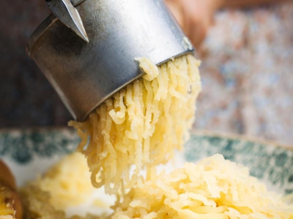 Kartoffeln kochen und durch die Presse jagen: Das ist die Basis jedes Gnocchi-Teigs