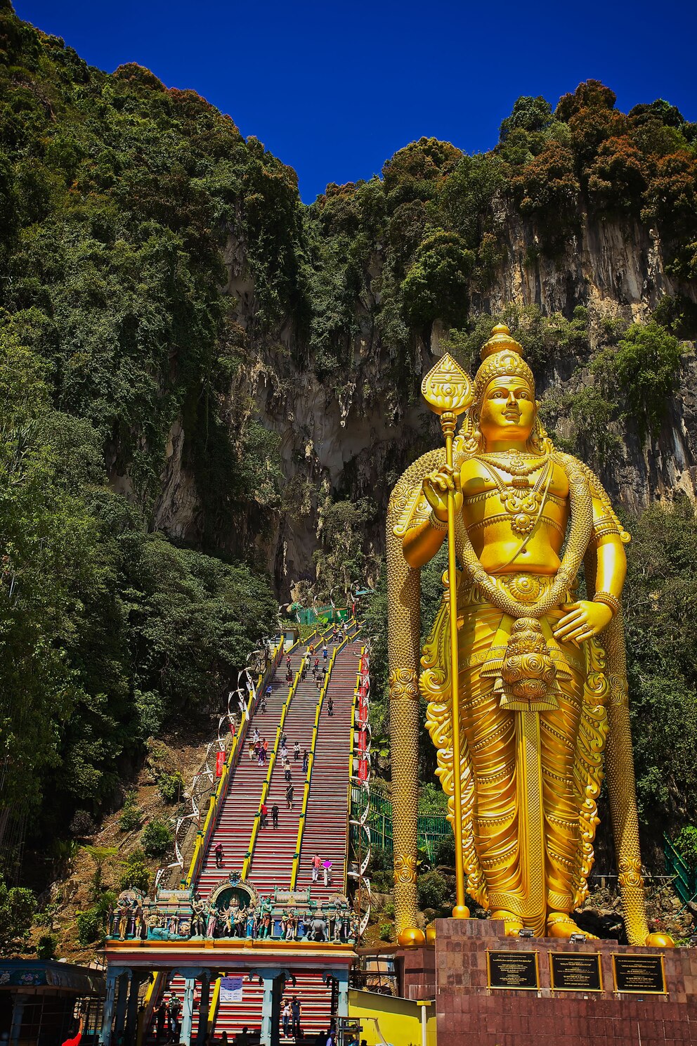 Die 42,7 Meter hohe Statue des Gottes Murugans befindet sich vor den Stufen zur Kathedralenhöhle.