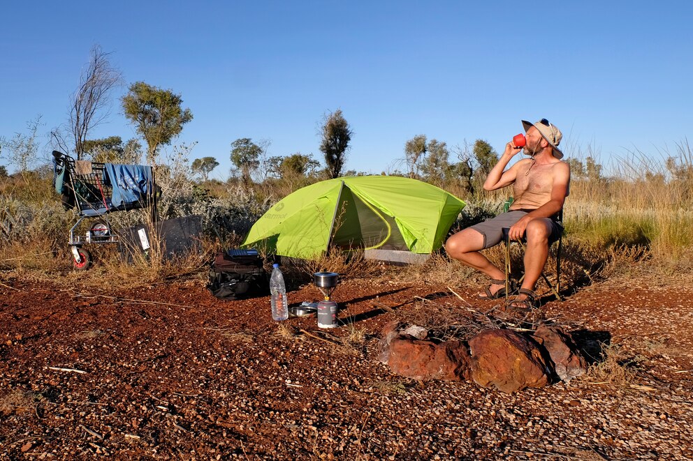 Christian reist mit Einkaufswagen durch Australien