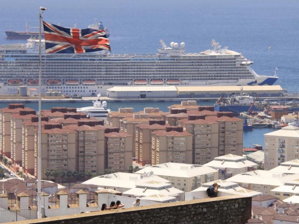 Araber-Burg im Süden Spaniens mit britischer Flagge