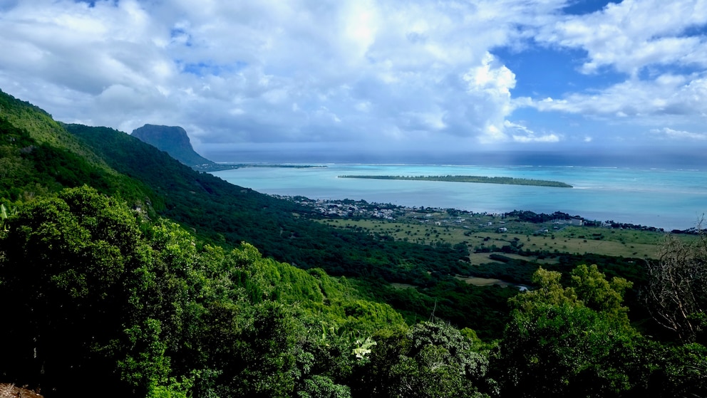 Die Aussicht von der Terrasse des Chamarel Restaurants