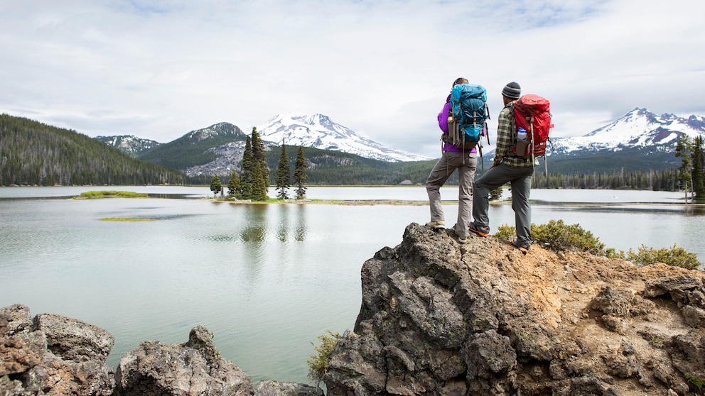 Trekking, Natur, Wandern, Pärchen geht wandern