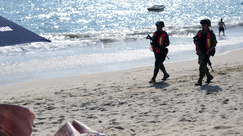 Soldaten patrouillieren am Strand von Acapulco