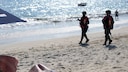 Soldaten patrouillieren am Strand von Acapulco