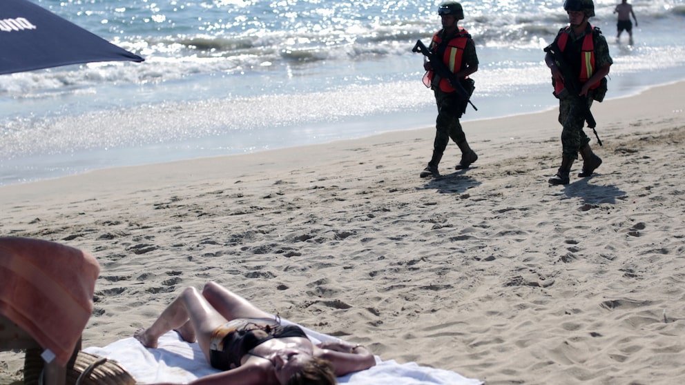 Soldaten patrouillieren am Strand von Acapulco