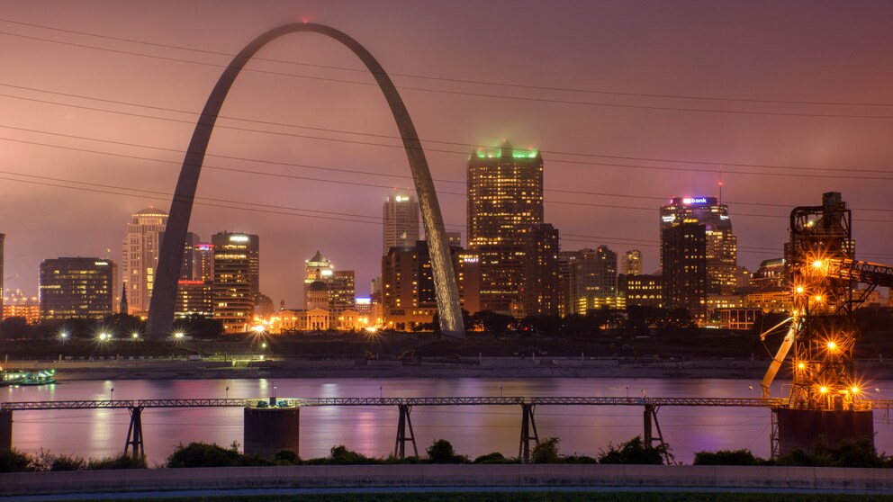 Das höchste Monument in den USA: 192 Meter hoch ragt der Gateway Arch in den Himmel über St. Louis