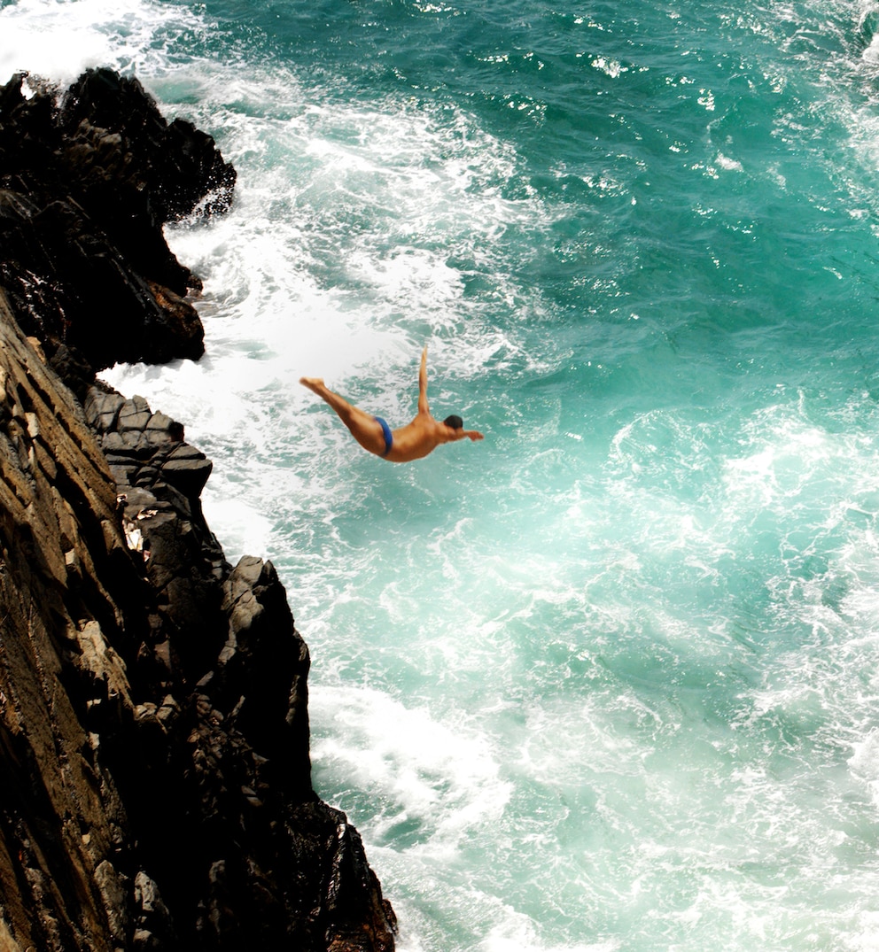  Eine Touristenattraktion: die Klippenspringer von Acapulco am Felsen La Quebrada