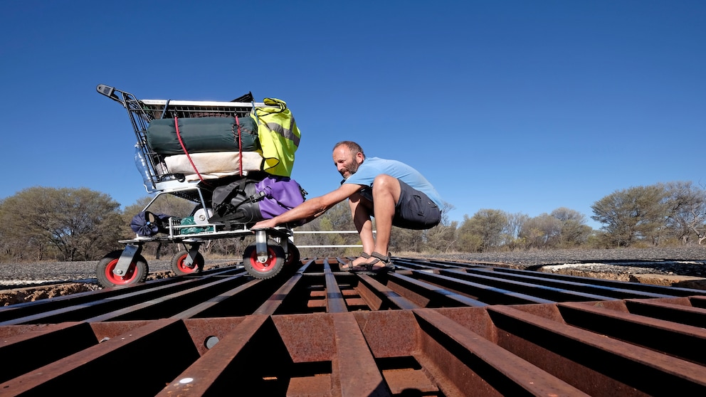 Christian reist mit Einkaufswagen durch Australien