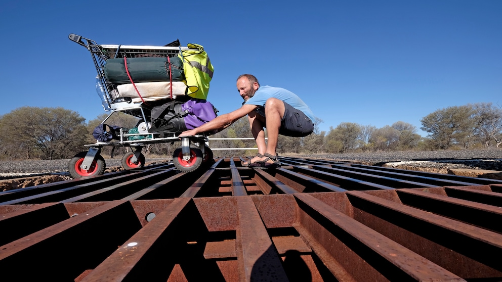 Christian reist mit Einkaufswagen durch Australien