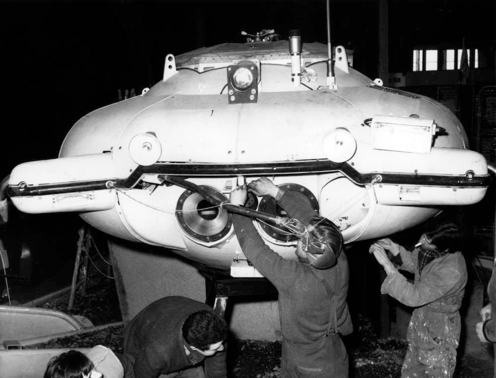 The submarine of the Précontinent II crew