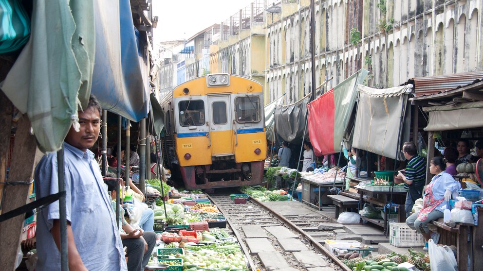 Vorsicht Zugdurchfahrt! Achtmal am Tag räumen die Verkäufer auf dem Maeklong Market die Waren beiseite und lassen den Zug passieren