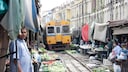 Vorsicht Zugdurchfahrt! Achtmal am Tag räumen die Verkäufer auf dem Maeklong Market die Waren beiseite und lassen den Zug passieren