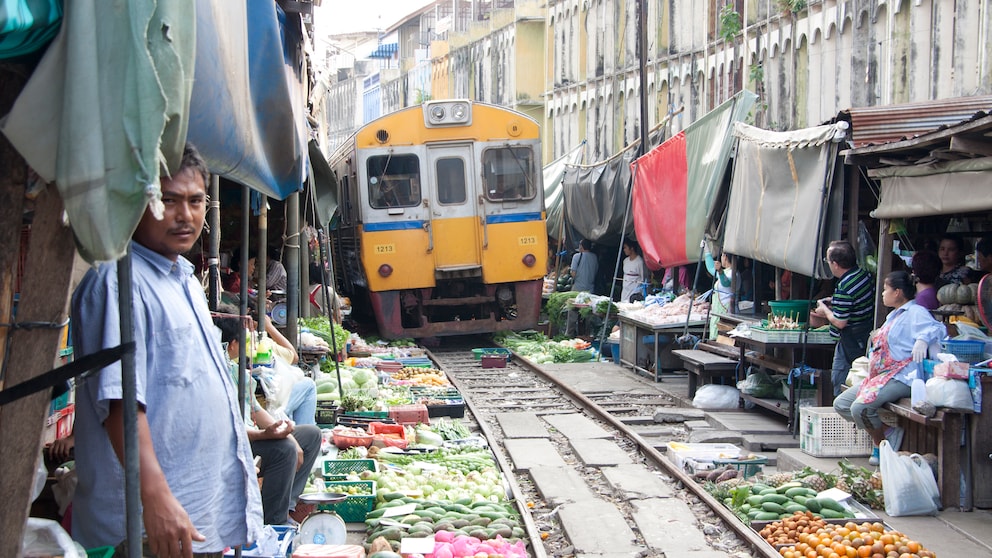 Vorsicht Zugdurchfahrt! Achtmal am Tag räumen die Verkäufer auf dem Maeklong Market die Waren beiseite und lassen den Zug passieren