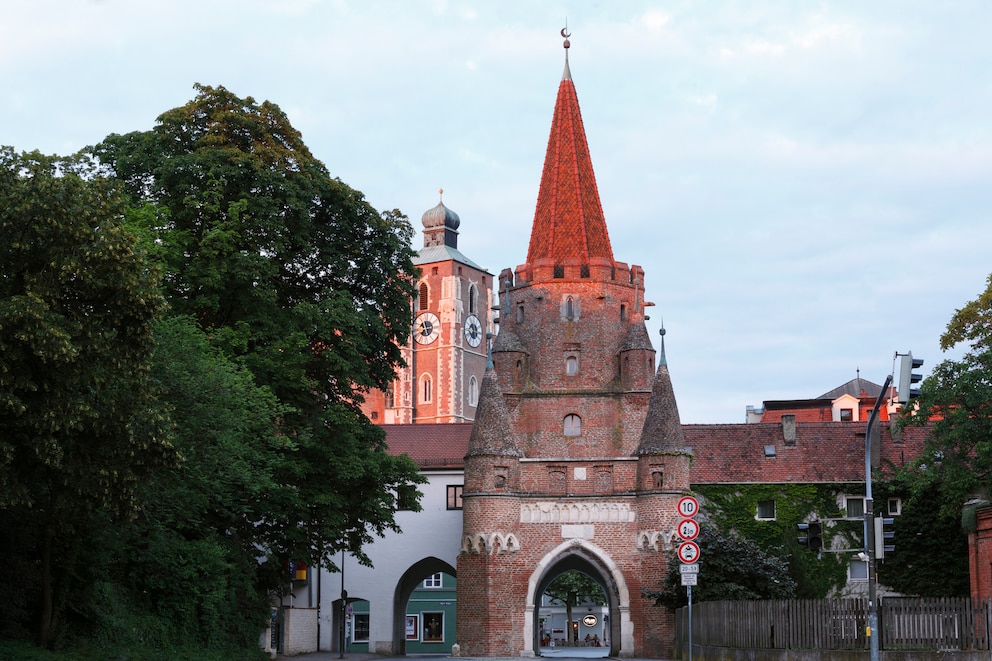 Das Kreuztor ist trotz unbekannter Elemente das Wahrzeichen der Stadt. Im Hintergrund sieht man bereits das Liebfrauenmünster