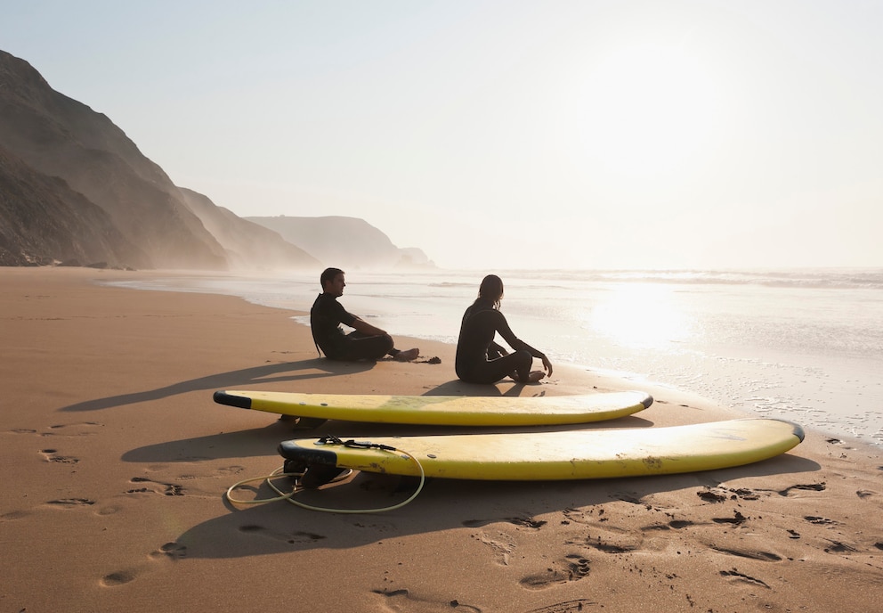 Pärchen beim Surfen in Portugal