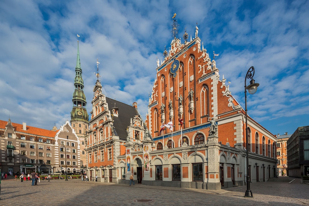 Der Rathausplatz in Riga mit dem Schwarzhäupterhaus (r.)