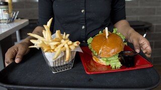 Sie sind spät dran und schaffen es vor Abflug nur noch schnell in den Fastfood-Imbiss? Ungünstig! Denn Pommes und Co. sollten Sie jetzt EIGENTLICH nicht essen...