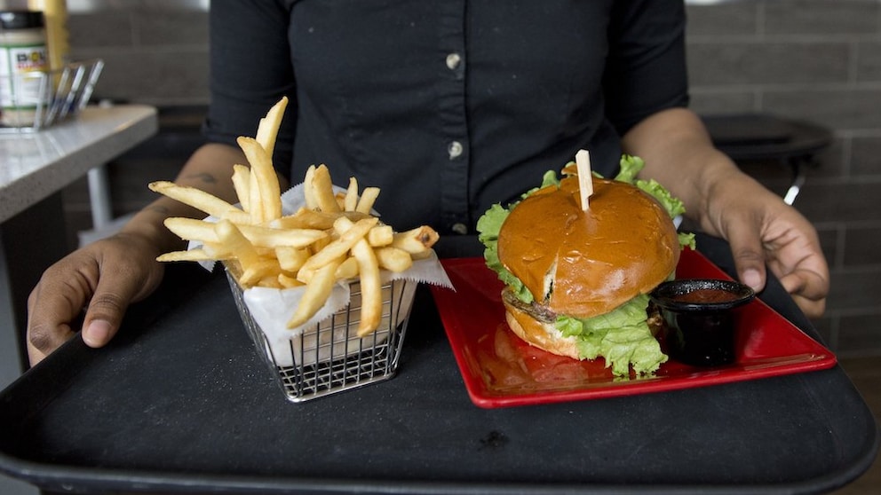 Sie sind spät dran und schaffen es vor Abflug nur noch schnell in den Fastfood-Imbiss? Ungünstig! Denn Pommes und Co. sollten Sie jetzt EIGENTLICH nicht essen...