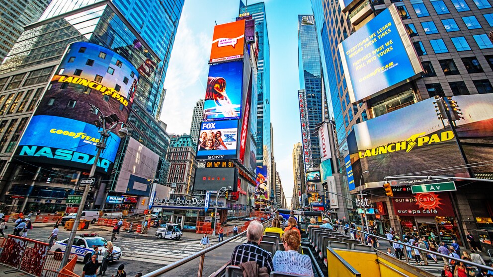 Bunt, laut, trubelig: der Times Square in New York. Wer zum ersten Mal in der US-Ostküsten-Metropole unterwegs ist, sollte einige Dinge wissen. Welche, verraten wir unten.