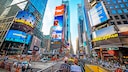 Bunt, laut, trubelig: der Times Square in New York. Wer zum ersten Mal in der US-Ostküsten-Metropole unterwegs ist, sollte einige Dinge wissen. Welche, verraten wir unten.