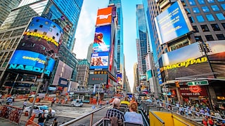 Bunt, laut, trubelig: der Times Square in New York. Wer zum ersten Mal in der US-Ostküsten-Metropole unterwegs ist, sollte einige Dinge wissen. Welche, verraten wir unten.