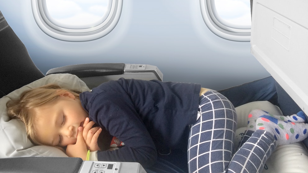 Fly LegsUp macht aus Flugzeugsitz ein Kinderbett
