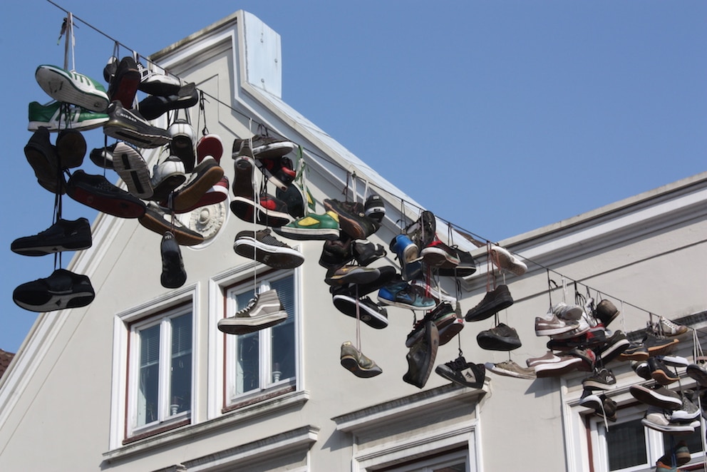  Schuhe baumeln &uuml;ber der Norderstra&szlig;e in Flensburg. Warum nur?