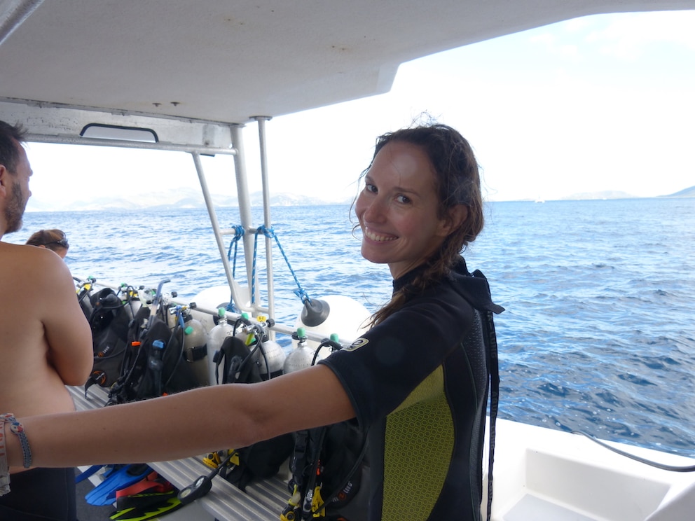 Anja Knorr auf einem Boot und bereit zum Tauchen. Eines der besten Tauchreviere der Karibik liegt vor den Corn Islands