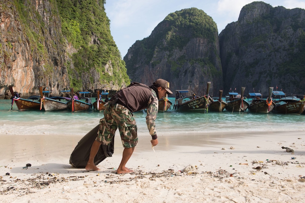 Nationalpark-Ranger sammelt im Juli 2017 Müll am Strand der Maya Bay auf Ko Phi Phi ein