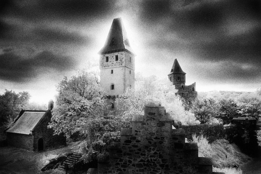  Um die Burg, hier auf einer alten Schwarz-Weiß-Aufnahme, ranken sich zahlreiche gruselige Legenden