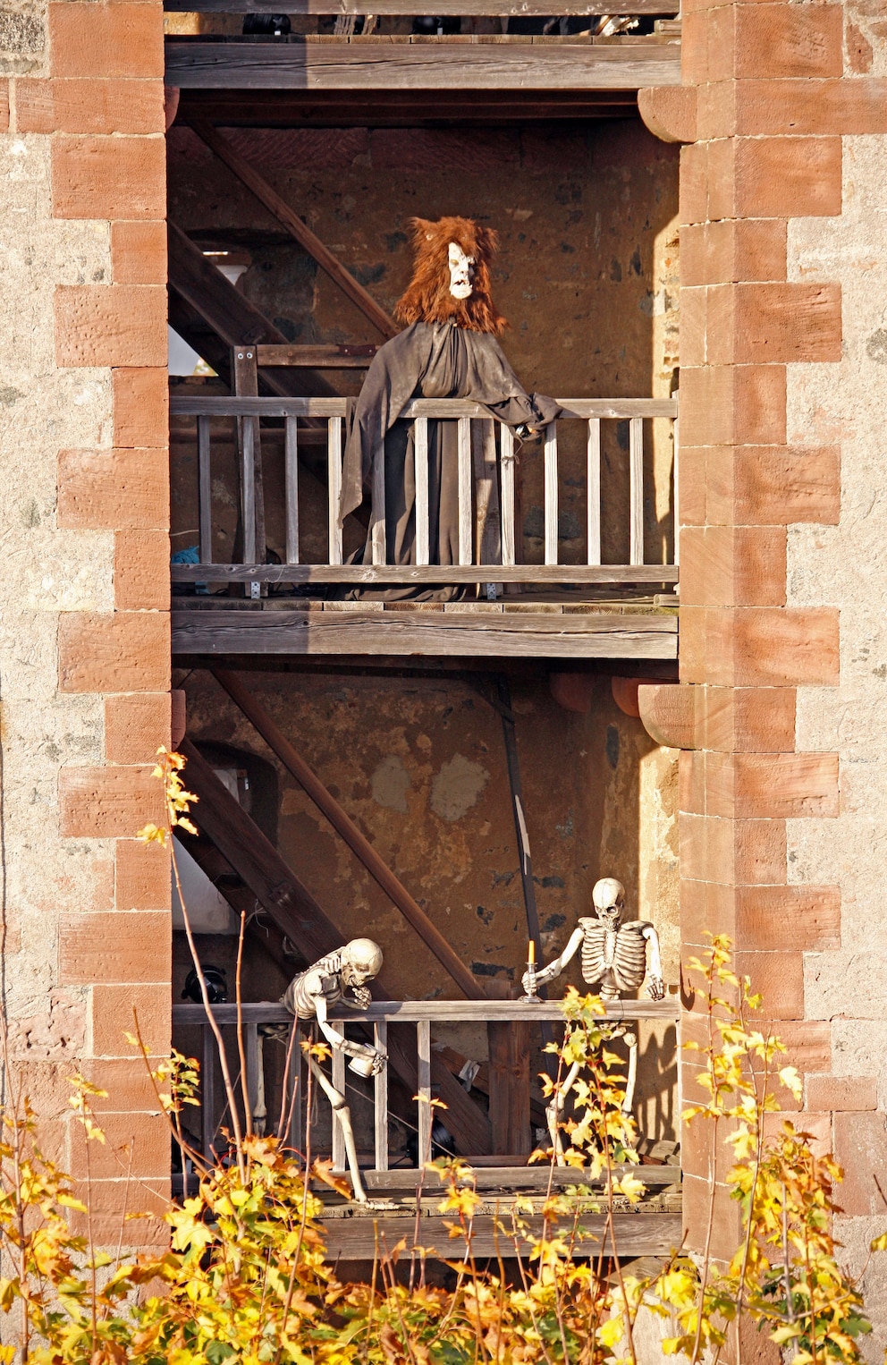  Der Wachturm der Burg, hier dekoriert mit Skeletten und Hexen für eine Halloween-Party