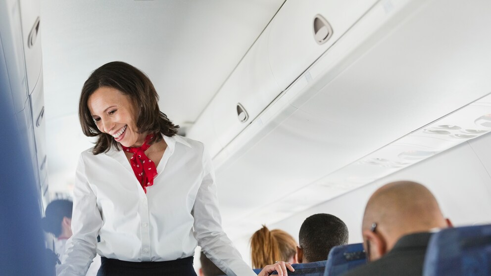 Flugbegleiterin im Flugzeug
