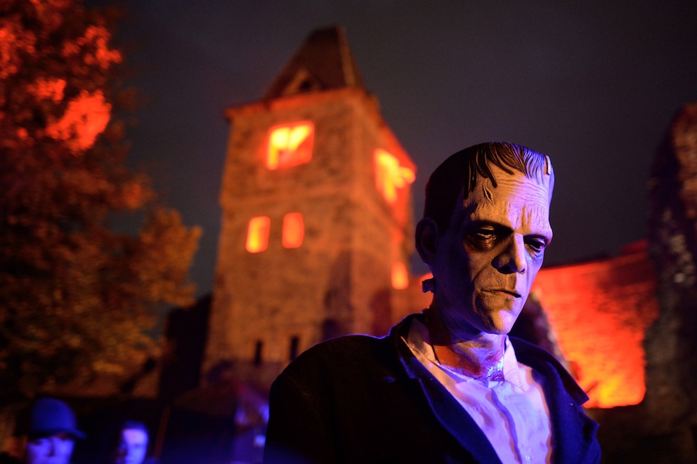  Jedes Jahr im Herbst finden auf der Burg Frankenstein mehrere Halloween-Partys statt – mit allerlei gruseligen Gestalten